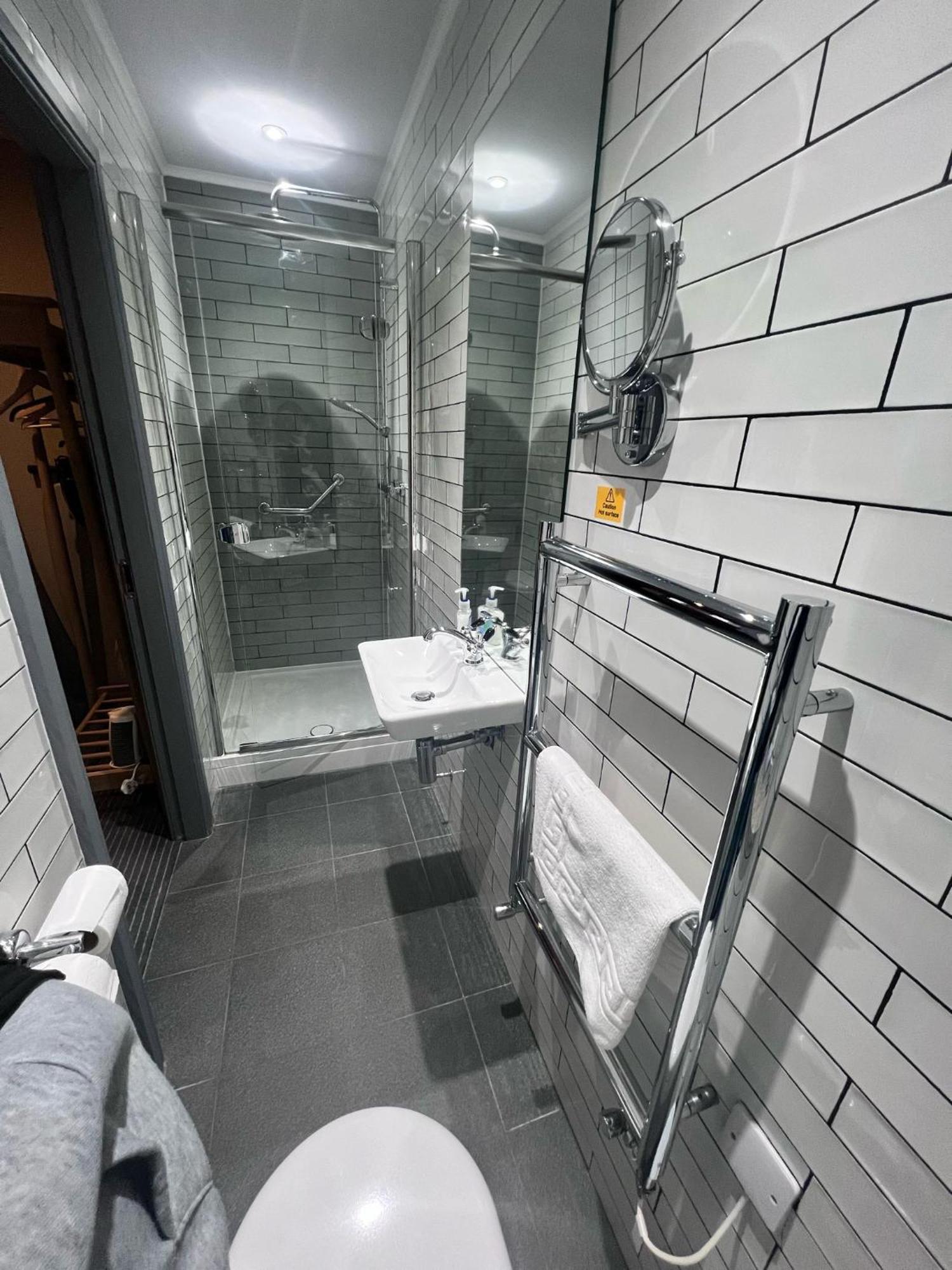 The New Hobbit Hotel Rooms Halifax Bagian luar foto